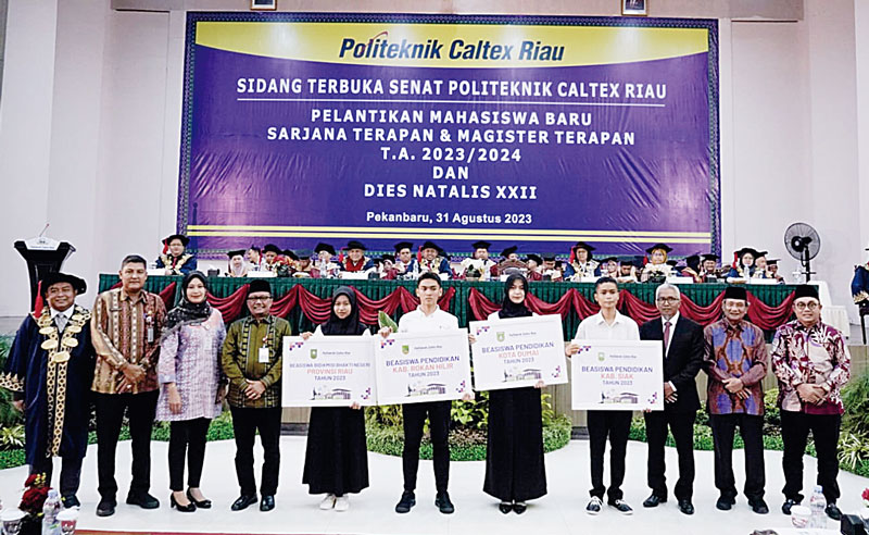 Penyerahan secara simbolis mahasiswa baru dari program beasiswa kerja sama Politeknik Caltex Riau dengan Pemerintah Provinsi Riau, Kota Dumai, Kabupaten Siak dan Kabupaten Rokan Hilir, Kamis (31/8/2023). Tahun ini, Politeknik Caltex Riau melantik 798 maha