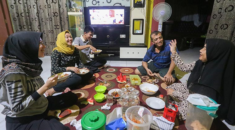 Sebuah keluarga menikmati makan malam bersama di kediamannya Jalan Rajawali Sukajadi, Pekanbaru, Sabtu (21/3/2020). Dengan merebakkan wabah Covid-19 ini menjadi salah satu momen untuk mempererat hubungan keluarga. EVAN GUNANZAR/RIAU POS