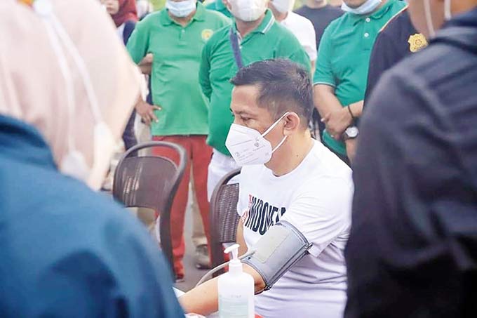 Bupati Kepulauan Meranti HM Adil cek tensi darah usai mengikuti jalan santai dalam rangka meningkatkan imun tubuh masa pandemi Covid-19.