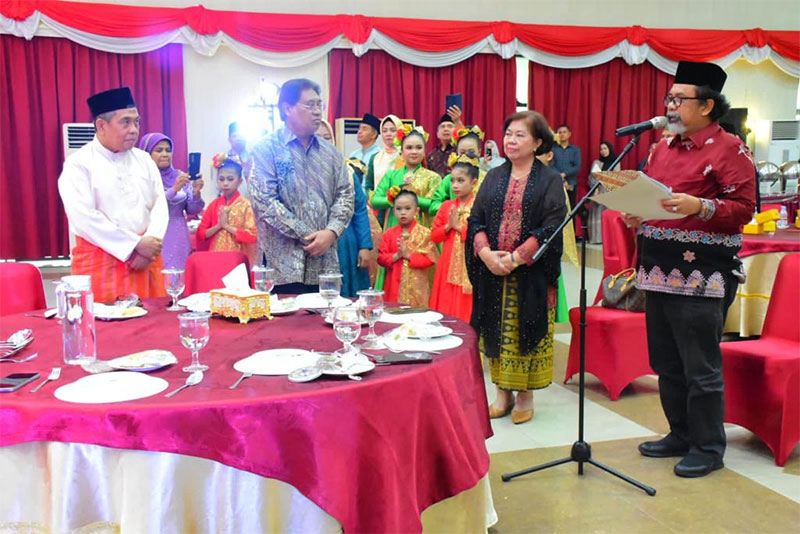 Gubernur Riau diwakili Kadisbud Riau, Raja Yoserizal Zen membacakan naskah deklarasi pada Deklarasi Hari Pantun Nasional di Pekanbaru, Ahad (17/12/2023).