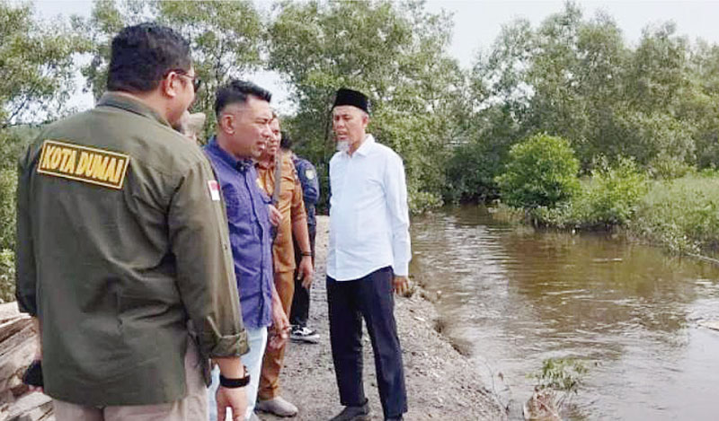 Wali Kota Dumai meninjau bantaran Sungai Dumai yang berada di Kelurahan Laksamana, Selasa (17/10/2023).
