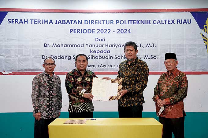 Mantan Direktur Politeknik Caltex Riau (PCR) Dr Mohammad Yanuar Hariyawan ST MT foto bersama Direktur PCR Dr Dadang Syarif Sihabudin Sahid SSI MSc, Ketua Dewan Pembina YPCR Brigjen (Purn) H Saleh Djasit dan Ketua Umum YPCR Azhar usai serahterima jabatan d