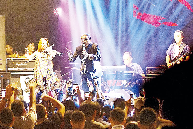 The Godfather of Broken Heart Didi Kempot menyapa Sobat Ambyar dalam alunan lagu pada konser Koplopolitan di Gelanggang Remaja, Pekanbaru, Kamis (12/3/2020) malam. (MHD AKHWAN/RIAU POS)