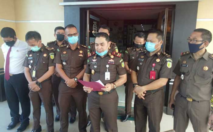 Kejari Kuansing, Hadiman SH MH didampingi Jajaran memberikan keterangan Pers, Senin (20/7/2020). (DESRIANDI CHANDRA/RIAUPOS.CO)