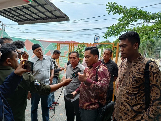 Asri Auzar bersama kuasa hukumnya, Supriadi Bone memberikan keterangan pers usai memenangi gugatan perdata khusus terhadap Ketum DPP Demokrat AHY dan kawan-kawan, Senin (20/6/2022) petang.