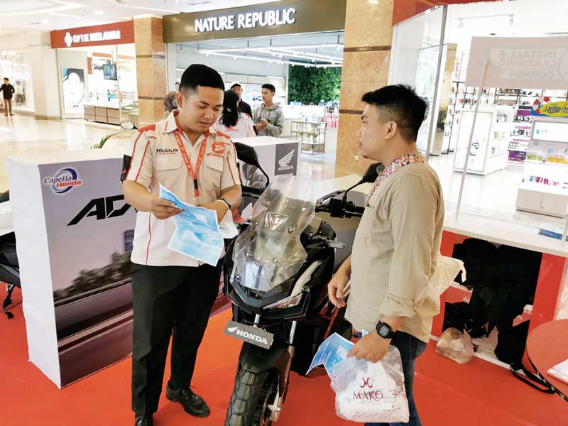Konsumen berkunjung ke stan pameran Honda At Family Day di Mal SKA Pekanbaru, kemarin.