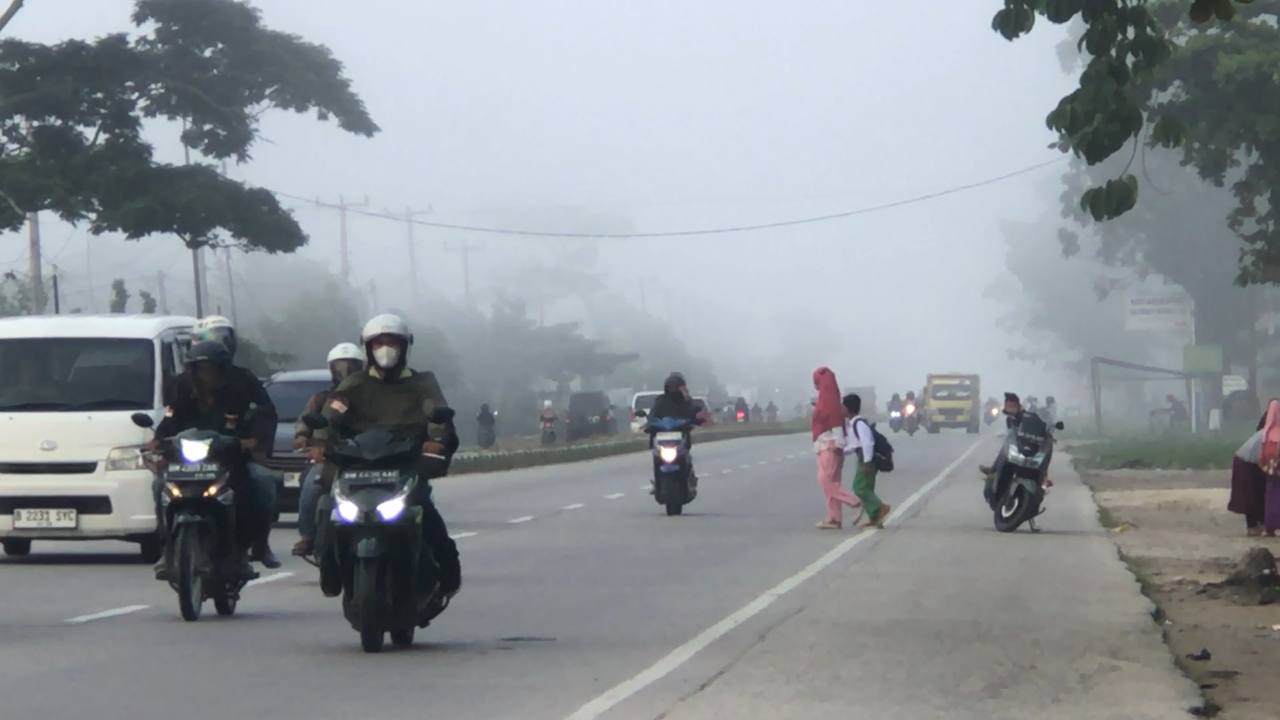 Kabut tebal di Jalan Lintas Pekanbaru-Bangkinang pada Selasa (22/8) pagi.