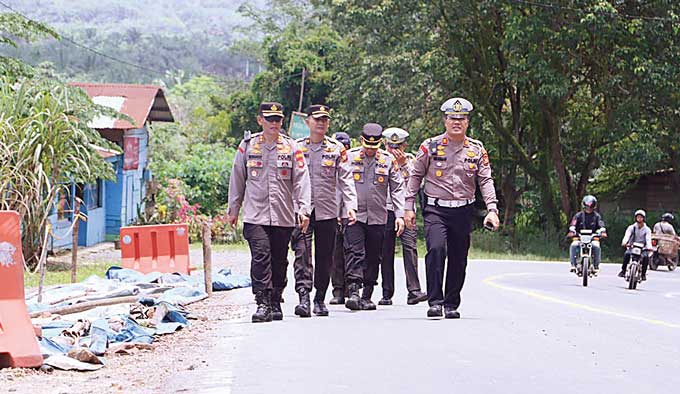 Kapolres Inhil AKBP Norhayat dan jajaran saat meninjau Jalan Lintas Timur Sumatera, akhir pekan lalu.