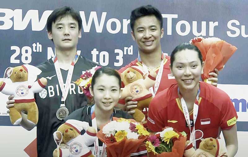 Ganda campuran Indonesia Dejan Ferdinansyah/Gloria Emanuelle Widjaja dan wakil Jepang Yuki Kaneko/Misaki Matsutomo foto bersama usai penyerahan medali pada ajang Syed Modi India International di BBD UP Badminton Academy, Lucknow,  Ahad (3/12/2023).