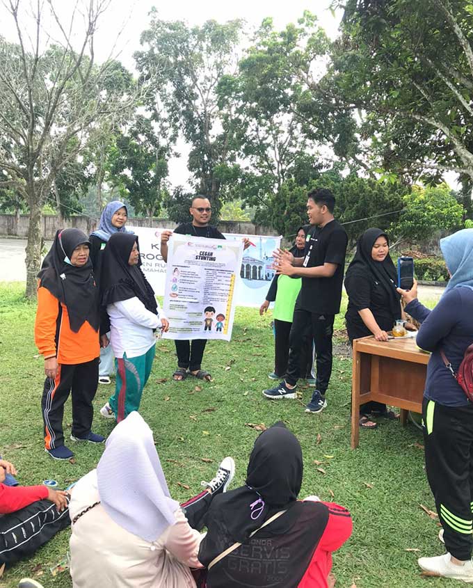 Mahasiswa KKN Cerdas Universitas Abdurrab kelompok 7 melaksanakan demo masak dan penyuluhan stunting bersama warga Rumbai Barat, Kamis (11/8/2022).