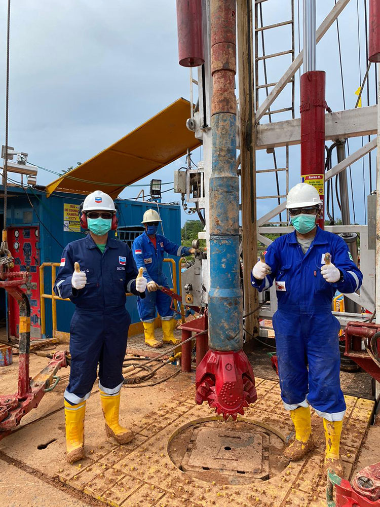 Para pekerja pengeboran di WK Rokan, Riau, terus bekerja keras untuk menjaga tingkat produksi di WK yang merupakan salah satu yang terbesar di tanah air tersebut.