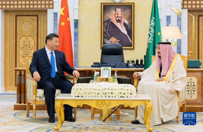Xi Jinping saat berkunjung ke Arab Saudi dan bertemu dengan Raja Salman.