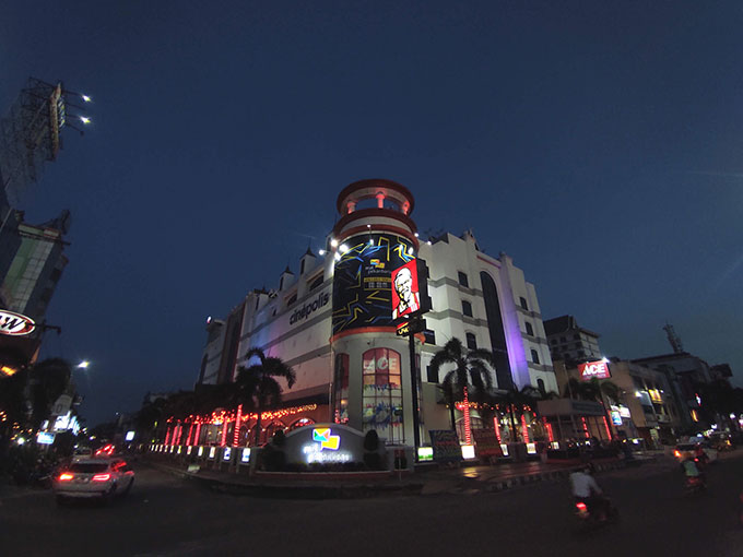 Mal Pekanbaru nampak indah dengan warna lampu di malam hari, belum lama ini.