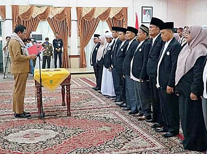 Wabup Rohil H Sulaiman memimpin pelantikan jajaran pengurus LDI Rohil di Gedung Pertemuan H Misran Rais, Bagansiapiapi, Senin (30/1/2023).