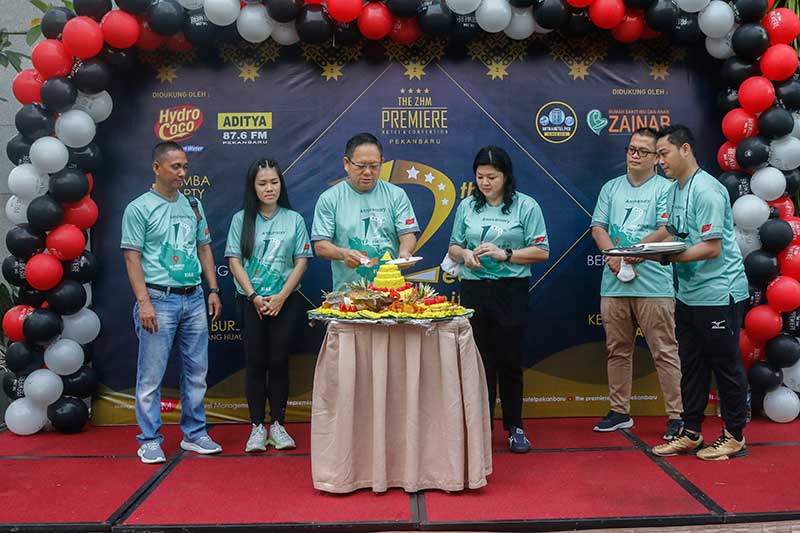 Komisaris Nicodemus Kasan Kurniawan (tiga kiri), didampingi  GM The Premiere Hotel Pekanbaru Wismiati (empat kiri), GM The Zuri Hotel Pekanbaru Asni Alexia Lim (dua kiri), GM Grand Zuri Hotel Pekanbaru Antonius Budiono (dua kanan) dan HM Zuri Express Hote