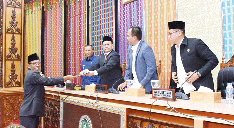 Pansus Ranperda DPRD Bengkalis menyerahkan laporan pansus kepada pimpinan dewan pada sidang Paripurna DPRD Bengkalis, Senin (21/8/2023) malam.