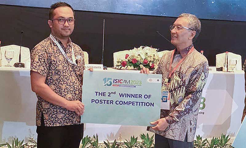 Perawat RS Awal Bros Ns Dirga SKep menerima piala setelah berhasil meraih juara 2 lomba poster ISICAM 2023, baru-baru ini.