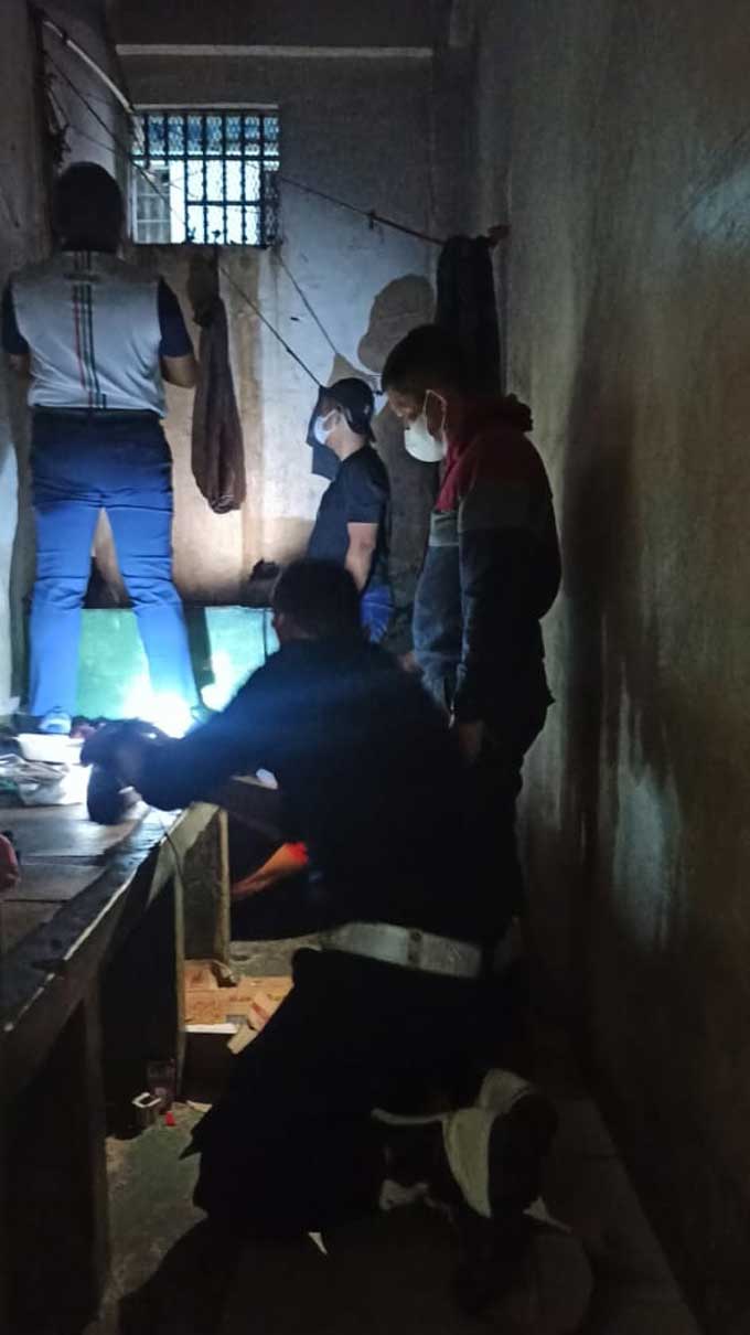 Petugas saat melakukan pengecekan di kamar tahanan yang berusaha melarikan diri, Sabtu (10/7/2021). Petugas mendapati bagian ventilasi dalam kondisi sudah dijebol.