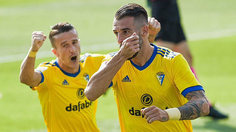 Penyerang Cadiz, Alvaro Negredo, bisa menjadi ancaman serius bagi pertahanan Real Madrid. (AFP/SKY SPORTS)