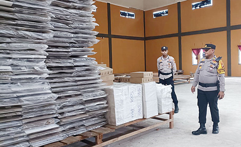 Kabag Ops Polres Bengkalis AKP Arman melaksanakan operasi pengawasan, pengamanan dan pemeliharaan (Wasdal) di gudang penyimpananÂ  LAMR dan Disperindag Bengkalis, Rabu (8/11/2023).