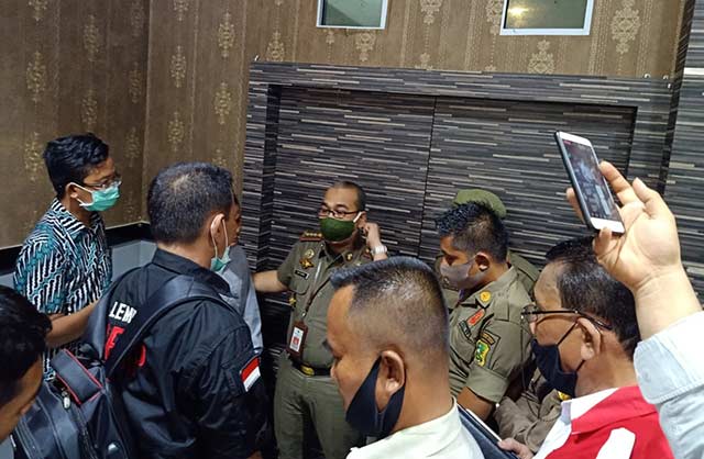 Masa dari Forum Aliansi Meranti (Falma) ricuh dengan Kepala Satpol PP Meranti Helfandi, Senin (8/6/2020) siang di Setwan Kepulauan Meranti saat berlangsungnya rapat realisasi anggaran Covid-19. Wira Saputra/Riau Pos
