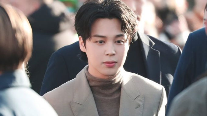 Jimin BTS sesaat memasuki venue Dior Winter23 Show di Paris Fashion Week 2023.