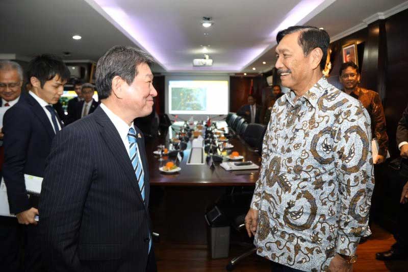 Menko Kemaritiman dan Investasi Luhut Binsar Pandjaitan dalam pertemuan dengan Menteri Luar Negeri Jepang Motego Toshimitsu di Jakarta, Jumat (10/1/2020). Foto: ANTARA/HO Kemenko Kemaritiman dan Investasi