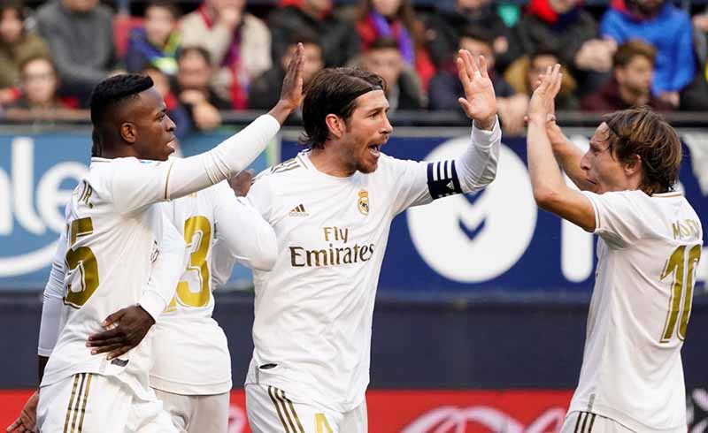 Sergio Ramos (tengah), dianggap tidak normal karena lebih seratus gol yang telah dicetaknya sebagai seorang pemain bertahan. (AFP/DAILY MAIL)