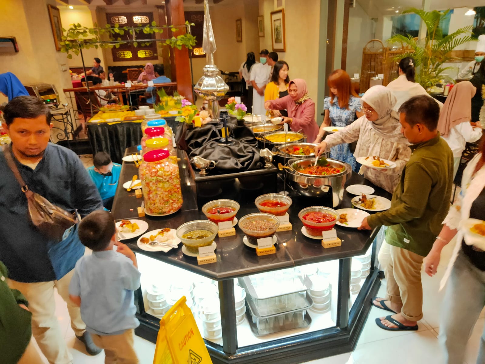 Konsumen mengambil makanan untuk berbuka puasa di Restoran Tirta Ayu Hotel Aryaduta Pekanbaru, Jumat (24/3/2023).