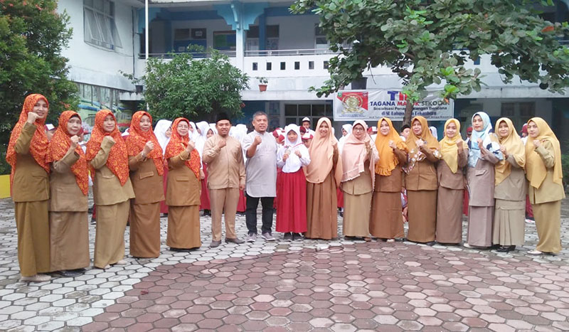 FOTO BERSAMA: Kepala SD Babussalam Hj Yanti Elvina MPd (sembilan kiri) Nazwa Alya (delapan kiri), dan pelatih Lizandri Dani (tujuh kiri) serta guru SD Babussalam foto bersama usai upacara, Senin (15/7/2019). (SYAHRUL MUKHLIS/RIAU POS)