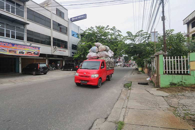 KELEBIHAN MUATAN: Mobil pick up membawa barang muatan melebihi kapasitas saat melintas di Jalan Setia Budi Pekanbaru, Rabu (19/6/2019). Kebiasaan ini dapat membahayakan pengemudi sendiri dan pengguna jalan lain. EVAN GUNANZAR/RIAU POS