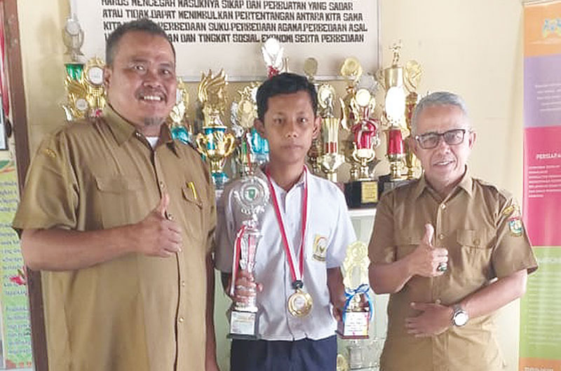 MEWAKILI RIAU: Kepala SMP Negeri 2 Bangkinang Kota Syarifuddin MPd (kanan), guru pembimbing Hendri Burhan SPd (kiri) beserta Tryan Febry Baktiar siswa SMPN 2 Bangkinang Kota yang mewakili Riau dalam acara FLS2N Nasional 2019 cabang desain poster. (SMPN 2