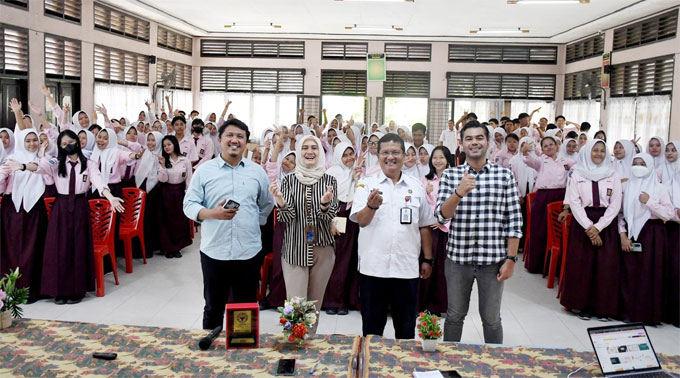 Tim Komunikasi Unit Humas & Kesekerariatan PT Semen Padang foto bersama dengan siswa-siswi SMK Negeri 1 Kota Dumai, setelah acara