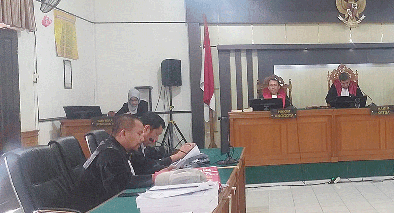 Tim JPU KPK membacakan tuntutan terhadap terdakwa mantan Plt Kepala BPKAD Kabupaten Kepulauan Meranti Fitria Nengsih dalam sidang di Pengadilan Negeri Pekanbaru, Kamis (10/8/2023).