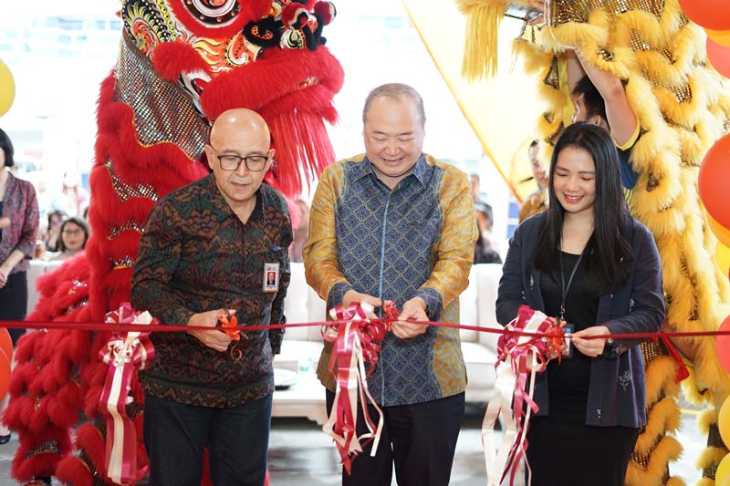 Foto dari kiri ke kanan Kepala OJK : Bpk. Endang Nuryadin Direktur Utama Bank MAS : Bpk. Ho Danny Hartono Perwakilan Bank Indonesia : Ibu Yusnitafili Harefa.