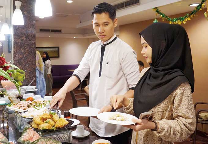 Para tamu menikmati promo spesial Ramadan yang diberikan oleh Hotel Cititel Pekanbaru, Ahad (2/4/2023).
