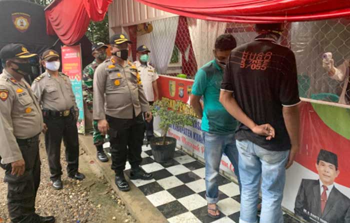 Kapolres Kuansing AKBP Henky Poerwanto saat meninjau Posko perbatasan Riau-Sumbar di Desa Kasang, Kecamatan Kuantan Mudik, Kamis (18/6/2020). (MARDIAS CHAN/RIAUPOS.CO)
