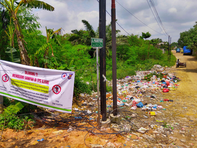 Meski telah dipasang spanduk larangan membuang sampah di TPS ilegal, namun sampah berserakan tetap terlihat di Jalan Pagaruyung, Kelurahan Tobek Godang, Kecamatan Binawidya,  Senin (11/9/2023)