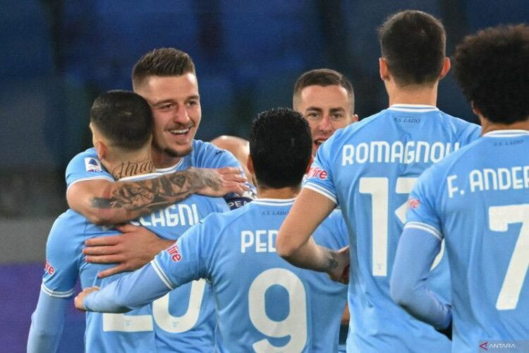 Pemain Lazio Sergej Milinkovic-Savic (kiri) melakukan selebrasi bersama rekannya setelah mencetak gol pembuka saat mengalahkan AC Milan 4-0 dalam lanjutan Serie A Italia di Olimpico Stadium, Roma, Rabu (25/1/2023) dini hari WIB.