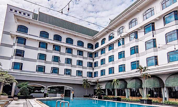 Salah satu fasilitas Hotel Grand Jatra Pekanbaru kolam renang.