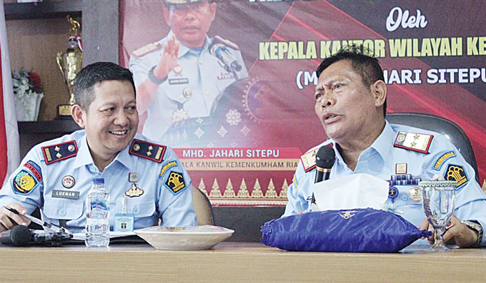 Kakanwil Kemenkum HAM Provinsi Riau, Muhammad Jahari Sitepu (kanan) memberikan penguatan tugas pokok dan fungsi pemasyarakatan kepada para sipir lapas di Aula Lembaga Pemasyarakatan Kelas IIA Bengkalis, Senin (29/5/2023).