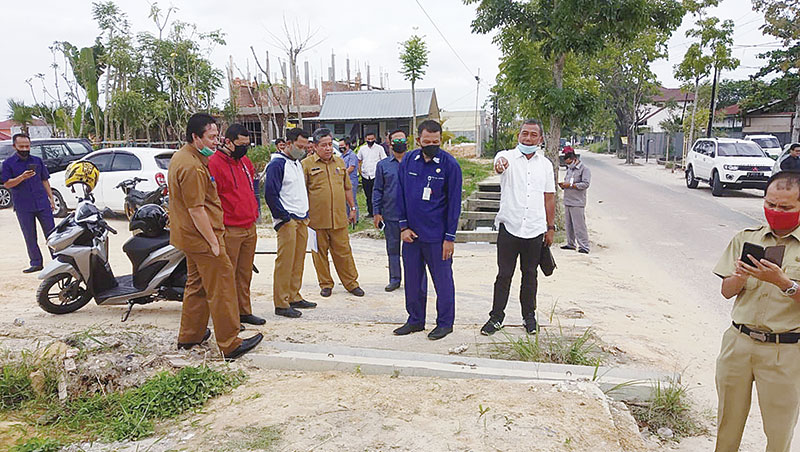 Ketua Komisi IV DPRD Pekanbaru, Sigit Yuwono ST (baju putih) menunjuk bentangan parit yang ditutup akibat pembangunan Perumahan Green Forest Residence (GFR) di Jalan Duyung, dalam sidak bersama Komisi IV DPRD Pekanbaru, Selasa (28/7/2020).