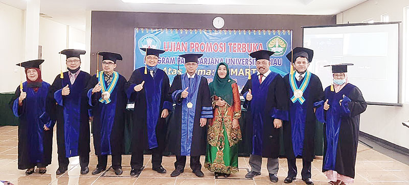 Doktor Sumarto (lima kanan) didampingi istri (jilbab hijau) foto bersama Direktur Program Pascasarjana Universitas Riau Prof Dr Ir Thamrin MSc (dua kanan) dan para penguji lainnya usai menyelesaikan Ujian Promosi Terbuka Program Pascasarjana Universitas R
