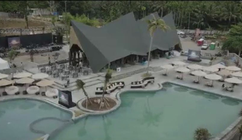 Pemandangan Marawa Beach Club di Pantai Air Manis, Padang, Sumatera Barat.