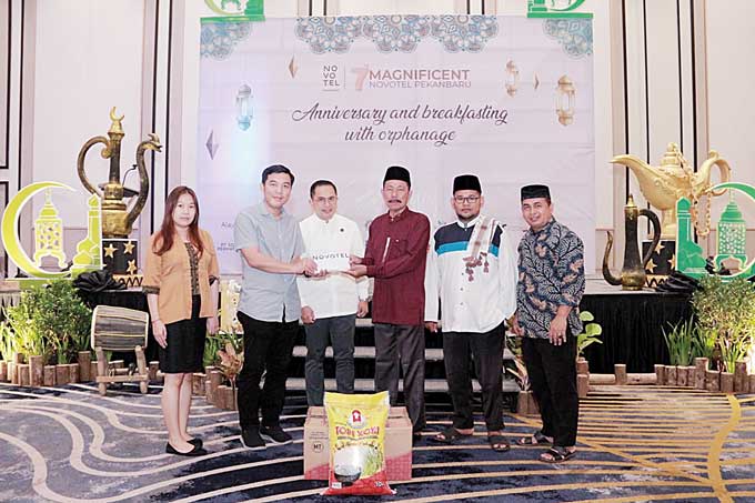 Manajemen Novotel Pekanbaru menyerahkan hadiah kepada panti asuhan dalam gelaran puncak perayaan Anniversary-nya yang ke-7 di Ballroom Novotel Pekanbaru, Selasa (28/3/2023).