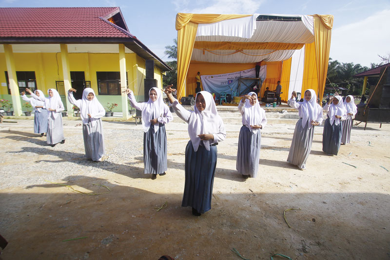 Siswa melakukan gladi resik persiapan pentas budaya jelang Hulu Migas Zetizen Riau Pos Goes to School 2023 di SMAN 3 Tapung Hulu, Kampar, Riau, Senin (23/10/2023). Foto kiri, guru dan siswa foto bersama.