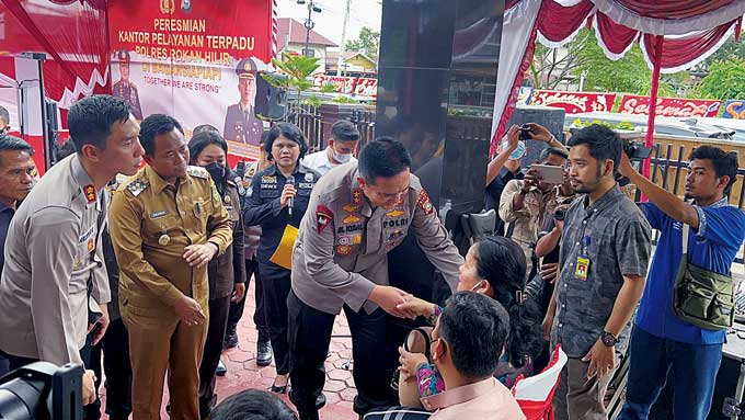Kapolda Riau Irjen M Iqbal didampingi Kapolres Rohil AKBP Andrian Pramudianto menyalami warga penyandang disabilitas yang menerima bantuan peralatan disabilitas di kantor SPKT di Bagansiapiapi, Senin (12/12/2022).