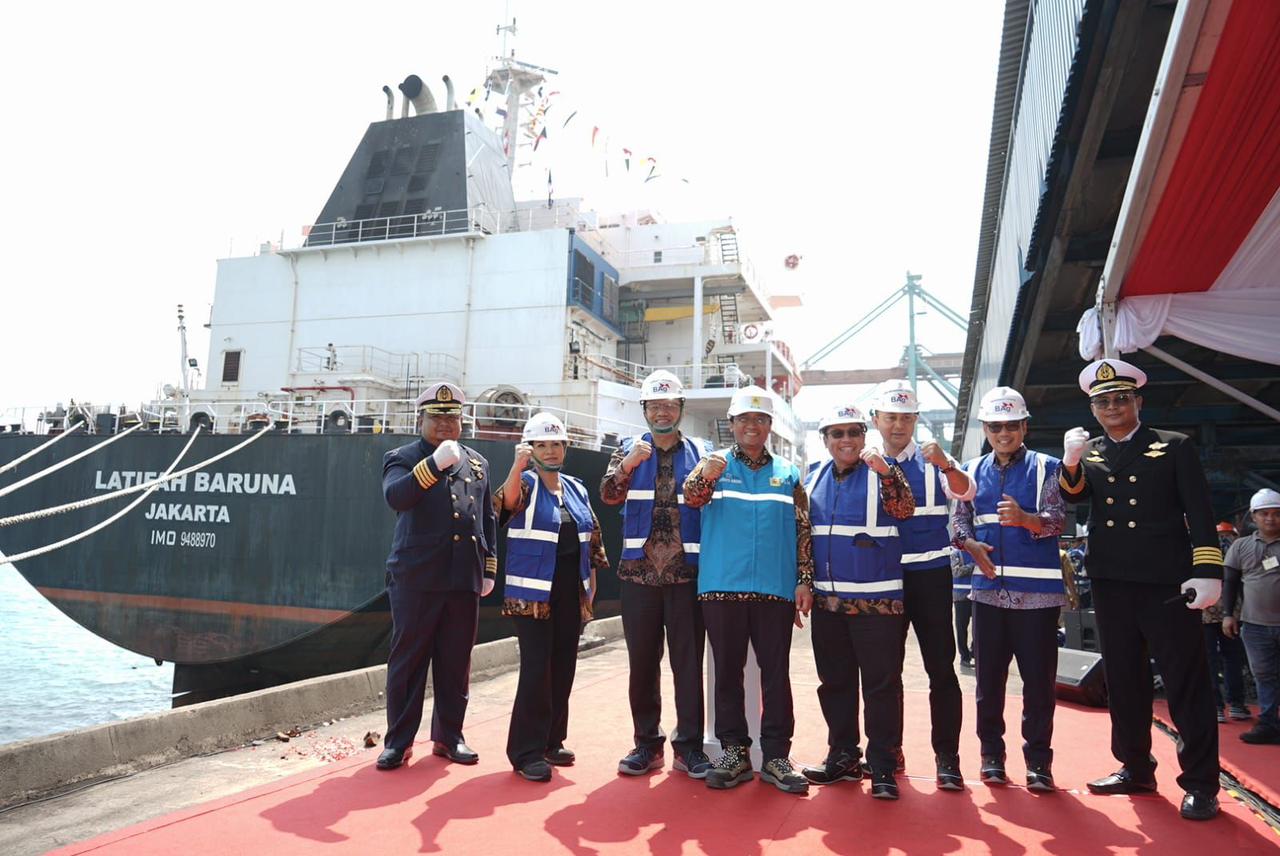 Dari kiri, Nahkoda Kapal MV Latifah Baruna Capt Rudi Syafra, Ketua Indonesian National Shipownerâ€™s Association (INSA) Carmelita Hartoto foto bersama dengan  Direktur Utama PT PLN Energi Primer Indonesia Iwan Agung Firstantara, Direktur Perencanaan Korpo