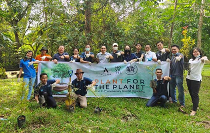 Karyawan dan manajemen Hotel Novotel foto bersama sebelum melakukan penanaman pohon di Hutan Kota Pekanbaru, baru-baru ini.