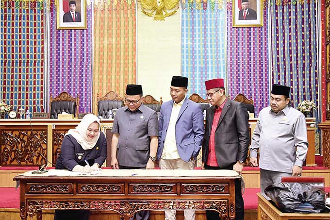 Bupati Bengkalis Kasmarni menandatangani nota APBD Perubahan  2022 usai disahkan DPRD Bengkalis dalam sidang paripurna, Senin (26/9/2022) sore.